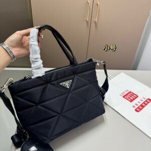 프라다 신상 리나일론 퀄팅 토트백 (매장판)