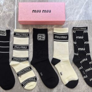 미우미우 블랙 앤 화이트 패턴 로고 5색양말